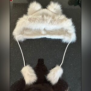 Faux Fur hat with pom pom white NEW-ONE SIZE